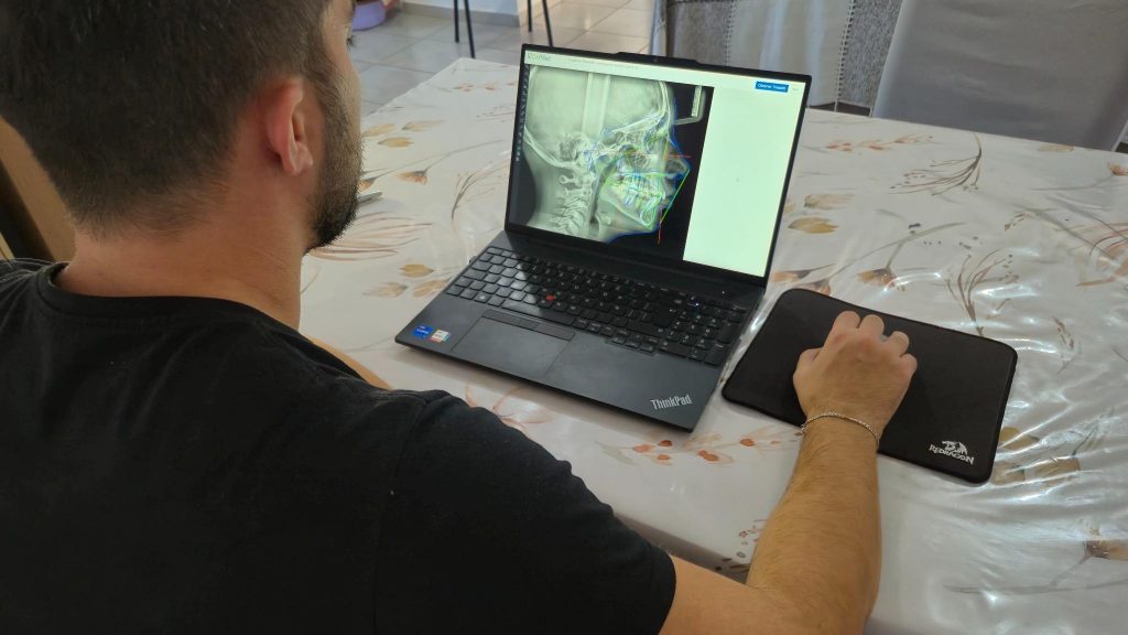 Especialista realizando un trazado cefalométrico mediante el servicio de trazados de CefMed